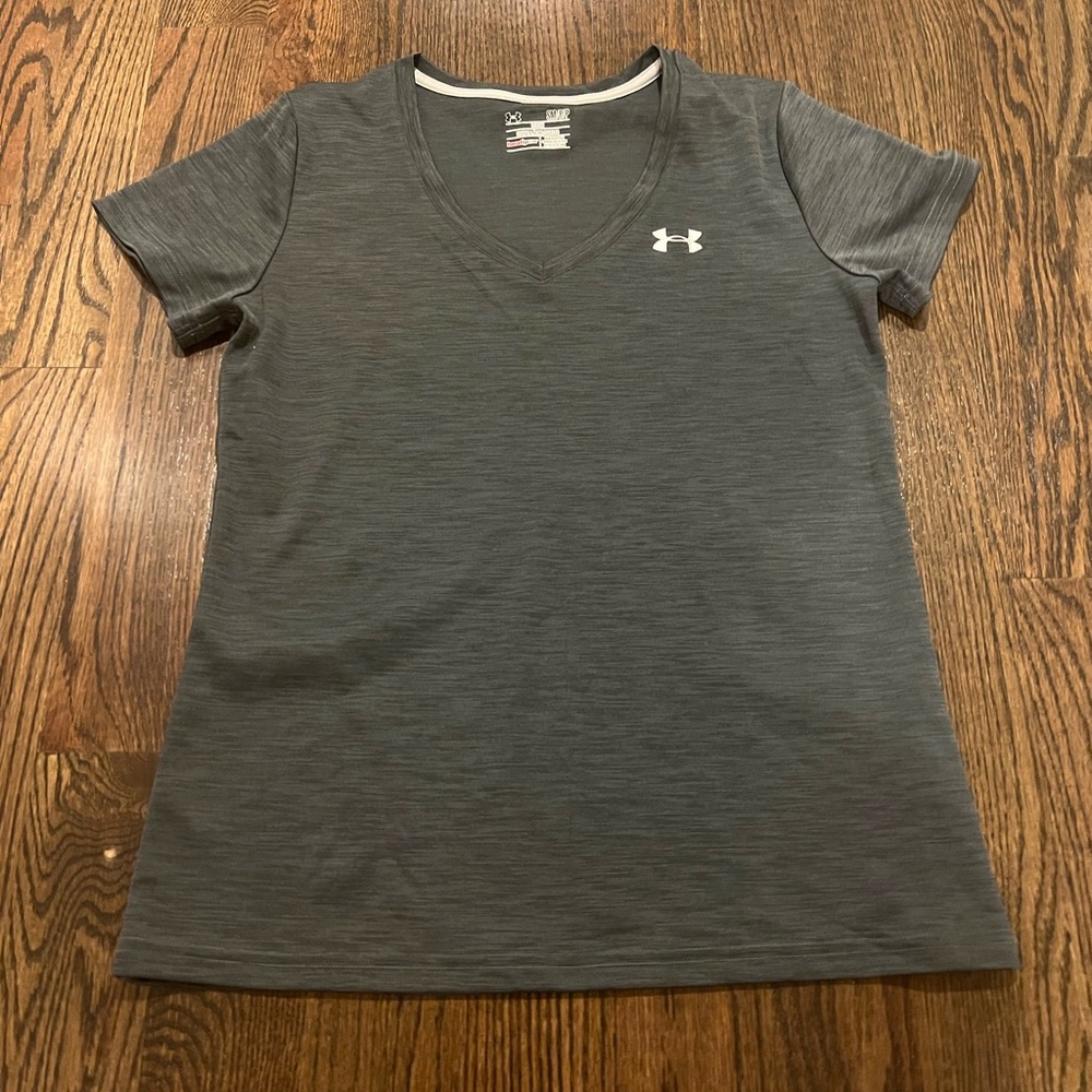 Under Armour loose fit v neck dri fit shirt small